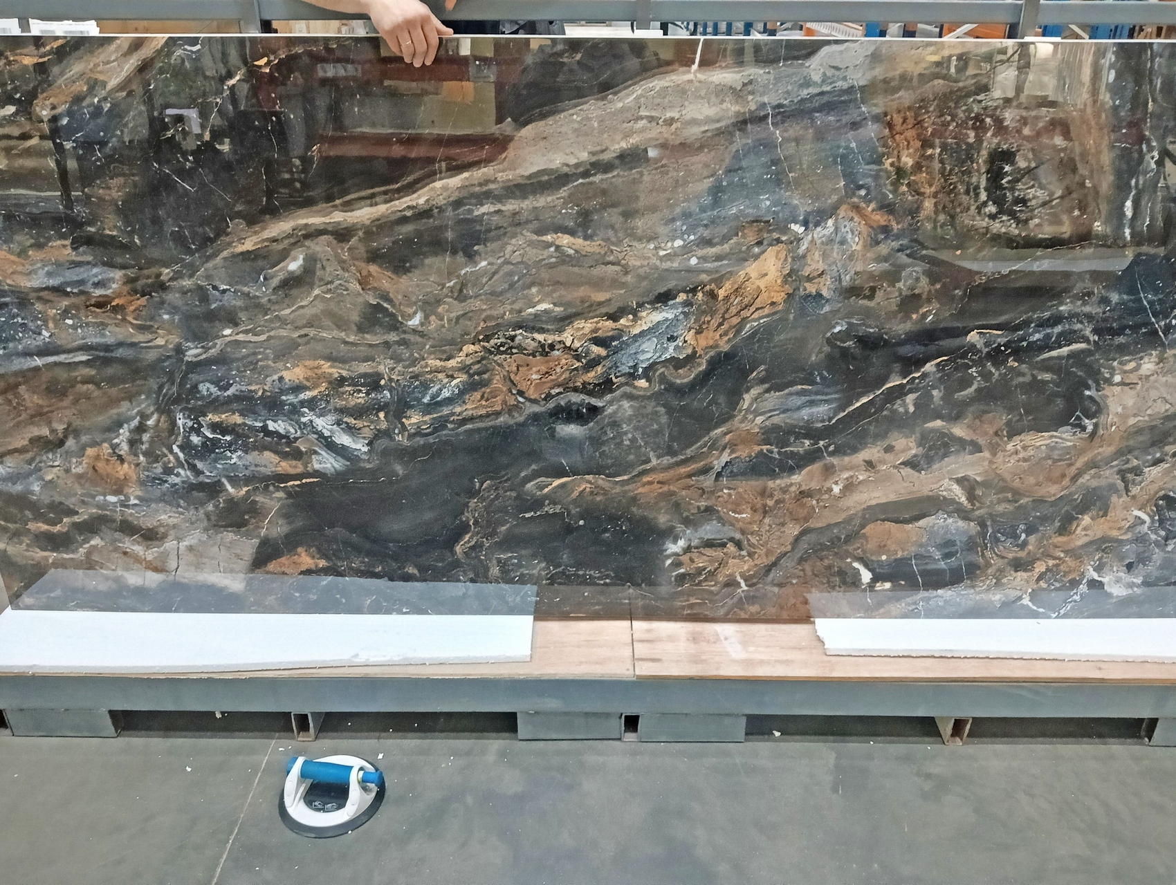 Керамический гранит Lawa Nero Polished 120x278 Скол На Углу C*D