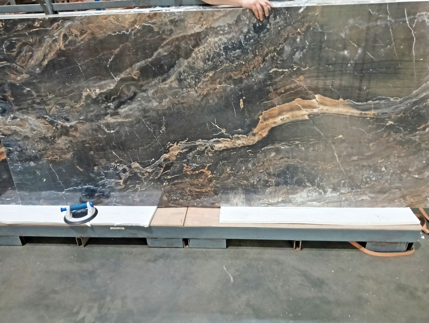Керамический гранит Lawa Nero Polished 120x278 Скол На Углу D
