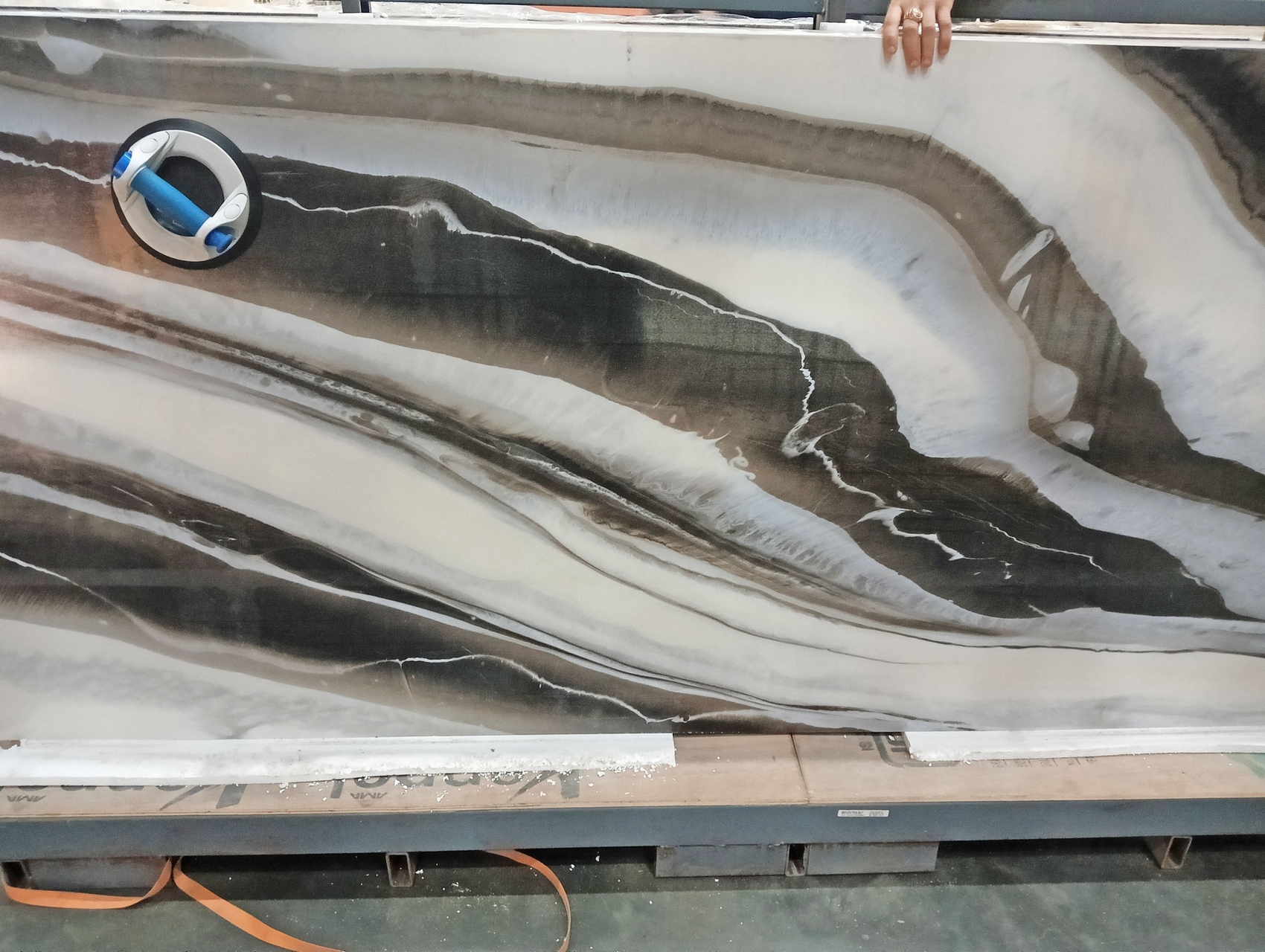 Крупный формат Tiger Ice Polished 120x278 Скол На Углу C